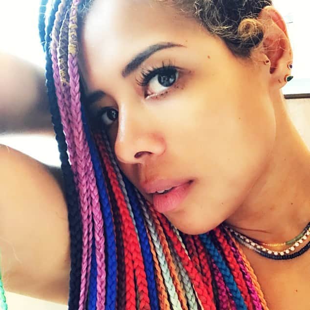 ケリスのインスタグラム：「Missing these braids , what to do now ??? #rainbowbraids #joy #colors #newhair」