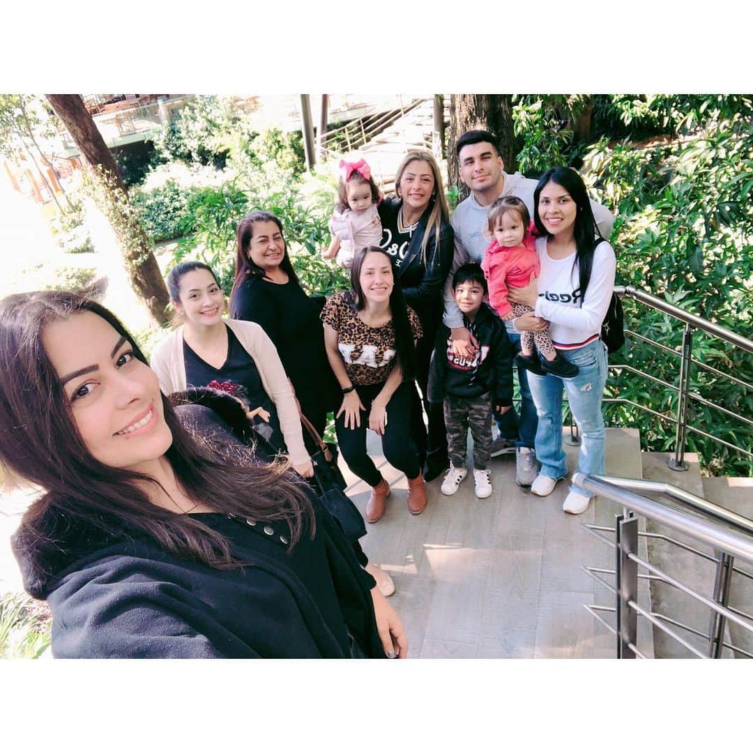 ラリッサ・リケルメさんのインスタグラム写真 - (ラリッサ・リケルメInstagram)「#miflia mi vida entera!  Feliz día a mis reinas...!」5月16日 2時02分 - larissariquelme
