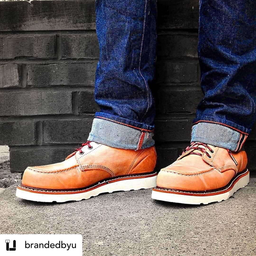 のインスタグラム：「Cuffed Selvedge denim and boots 👌👖 Posted @withrepost • @brandedbyu Flashback to a Couple Months Ago When their was no Green for  #moctoemonday 🍃⠀⠀ .⠀⠀ Boots- Natural Nantucket Janesville Boots by @1892_by_thorogood⠀⠀ Laces- Red Flannel Paracord by @pisgah_range_ltd⠀⠀ Jeans- @jeanshop & @apc_paris⠀⠀ .⠀⠀ . Review of the Natural Nantucket Janesville Boots on the Branded By U Website 👀 .⠀⠀ .⠀⠀ .⠀⠀ ⠀⠀ ⁣#findingcrafters #sustainablefashion #slowfashion #whomademyclothes #ruggedfashion #mensfashionreview #mensfashion #menswear #ruggedworkwear #mensweardaily #ruggedstyle #heritagestyle #vintagestyle #styleformen #menslook #ootd #denim #selvedge #selvage #selvedgedenim #rawdenim #selvdegeforum #denimhead #denimals #boots #leatherboots #boothunter #leathercraft #patina⠀」