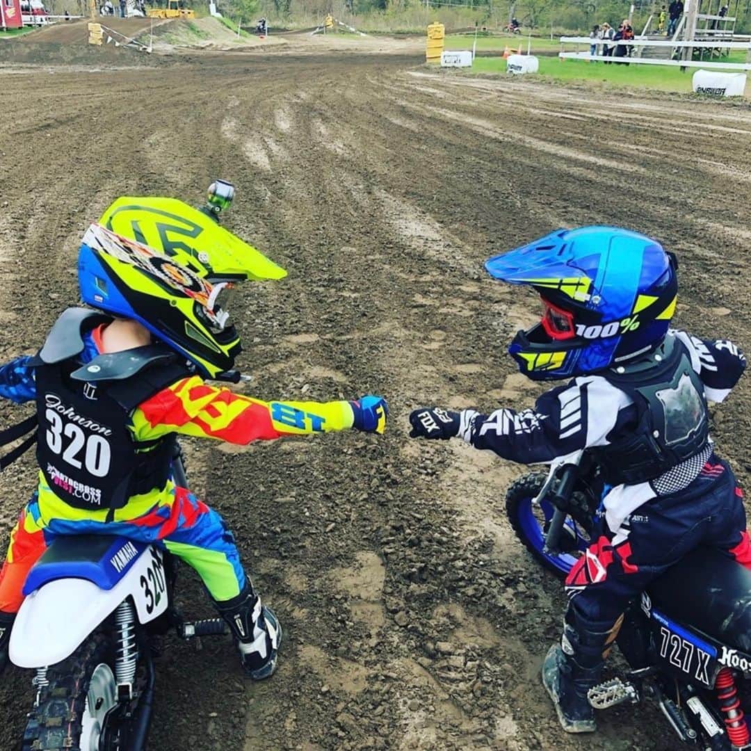 Racer X Onlineさんのインスタグラム写真 - (Racer X OnlineInstagram)「#FanPhoto: 🤜🤛 This is what it’s all about. Paula Johnson sent us this photo of her son Trey and his buddy Henry before taking to the track together for the first time! | @winchesterspeedpark」5月16日 2時07分 - racerxonline