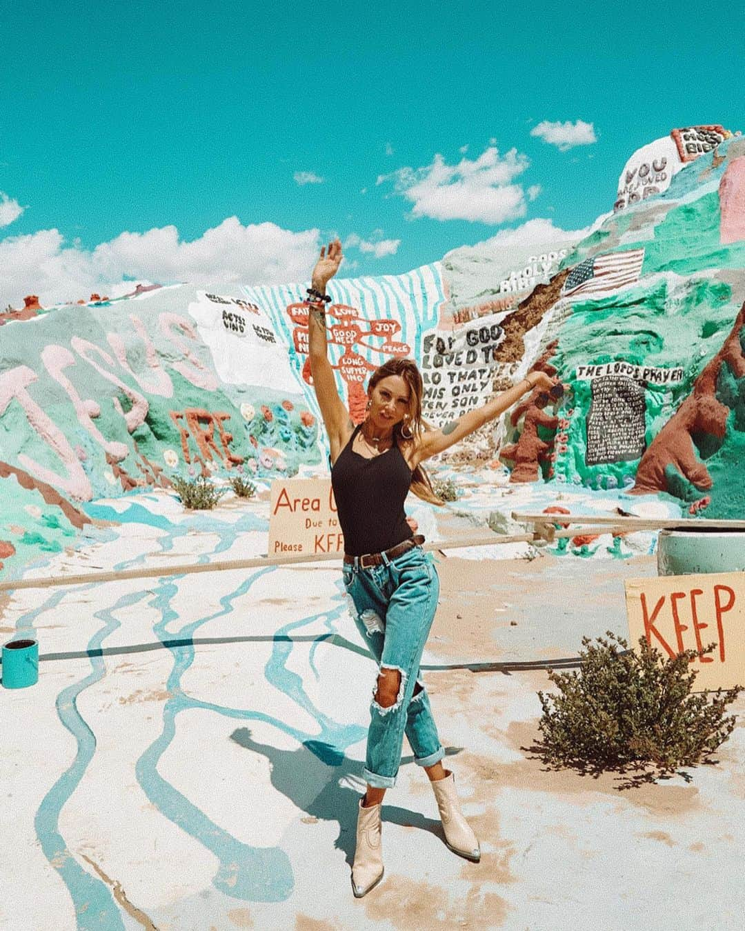 ルー・ティーズデールさんのインスタグラム写真 - (ルー・ティーズデールInstagram)「☁️Salvation Mountain☁️ - we drove almost 4 hours to get here from LA it’s a Christian shrine literally in the middle of the Cali desert made from thousands of gallons of lead-free paint. I hope they manage to keep it so well preserved it I think it’s the coolest thing I’ve ever seen! ➕Jeans and top @superdown ➕」5月16日 2時07分 - louteasdale