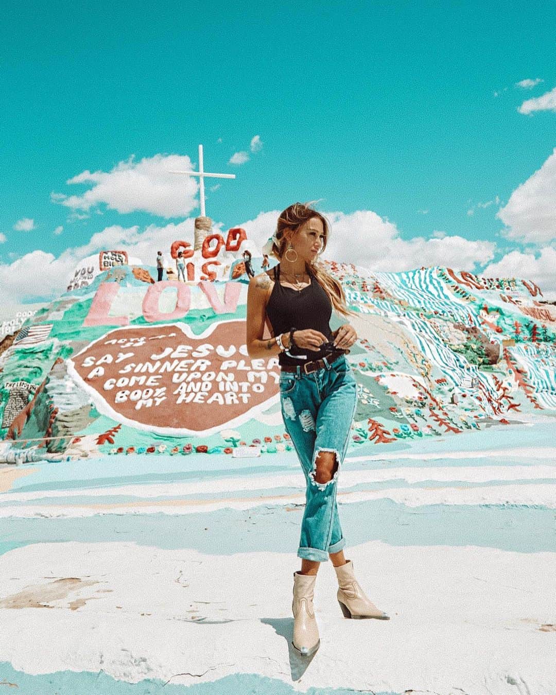 ルー・ティーズデールのインスタグラム：「☁️Salvation Mountain☁️ - we drove almost 4 hours to get here from LA it’s a Christian shrine literally in the middle of the Cali desert made from thousands of gallons of lead-free paint. I hope they manage to keep it so well preserved it I think it’s the coolest thing I’ve ever seen! ➕Jeans and top @superdown ➕」
