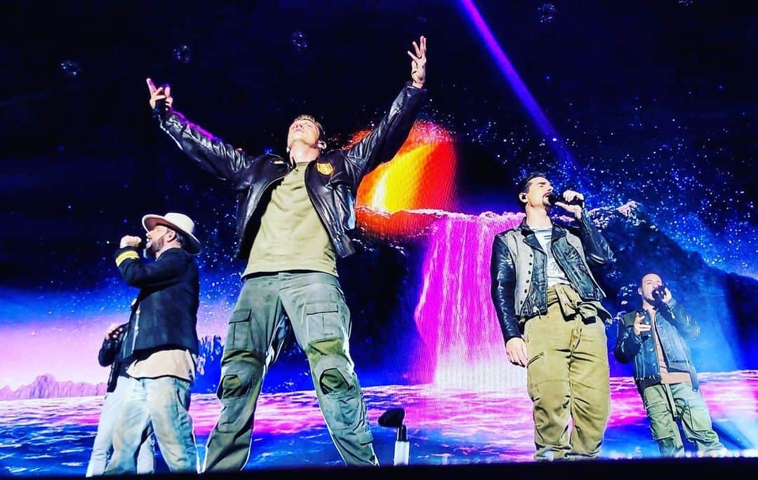 ニック・カーターさんのインスタグラム写真 - (ニック・カーターInstagram)「Ready to take on ANYTHING!!! Here we come!! #dnaworldtour #backstreetboys #backstreetboysdnaworldtour」5月16日 2時08分 - nickcarter