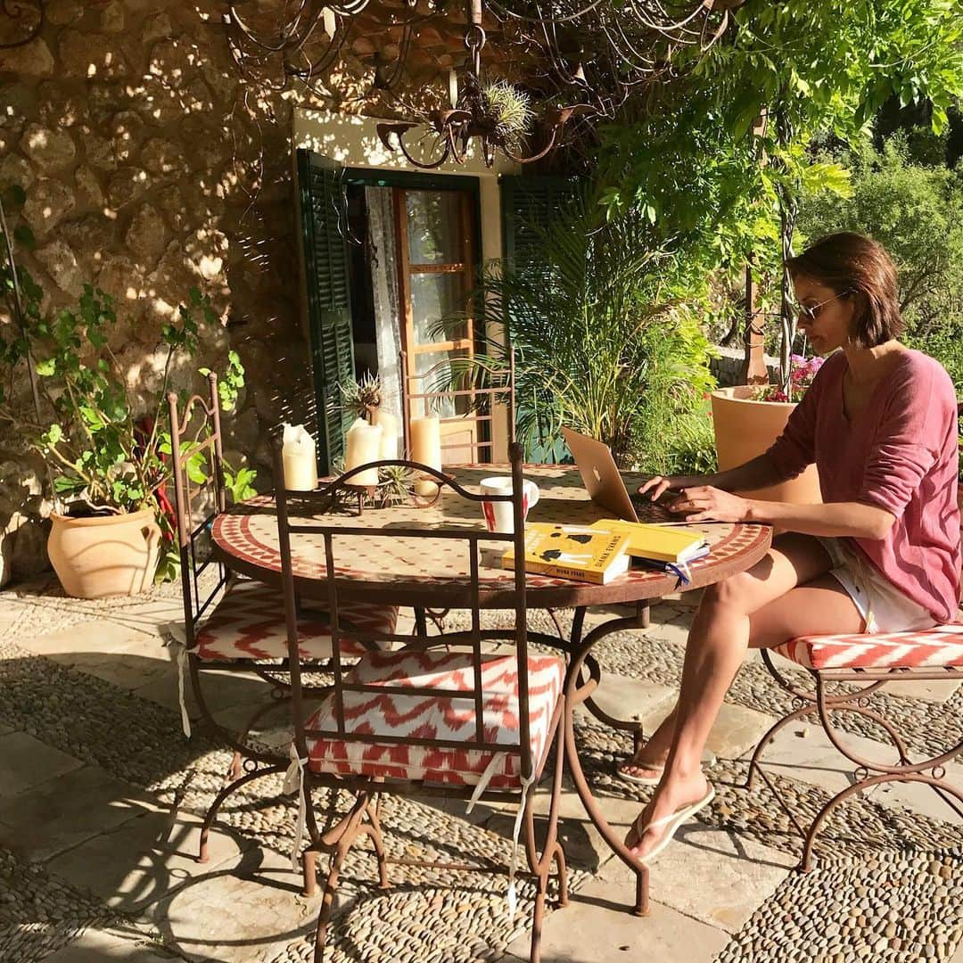 メラニー・サイクスさんのインスタグラム写真 - (メラニー・サイクスInstagram)「Now this is what I call office space 😁 #Mallorca #wednesdaymood shot by @samhemsley 💚 have a lovely evening all x」5月16日 2時11分 - msmelaniesykes