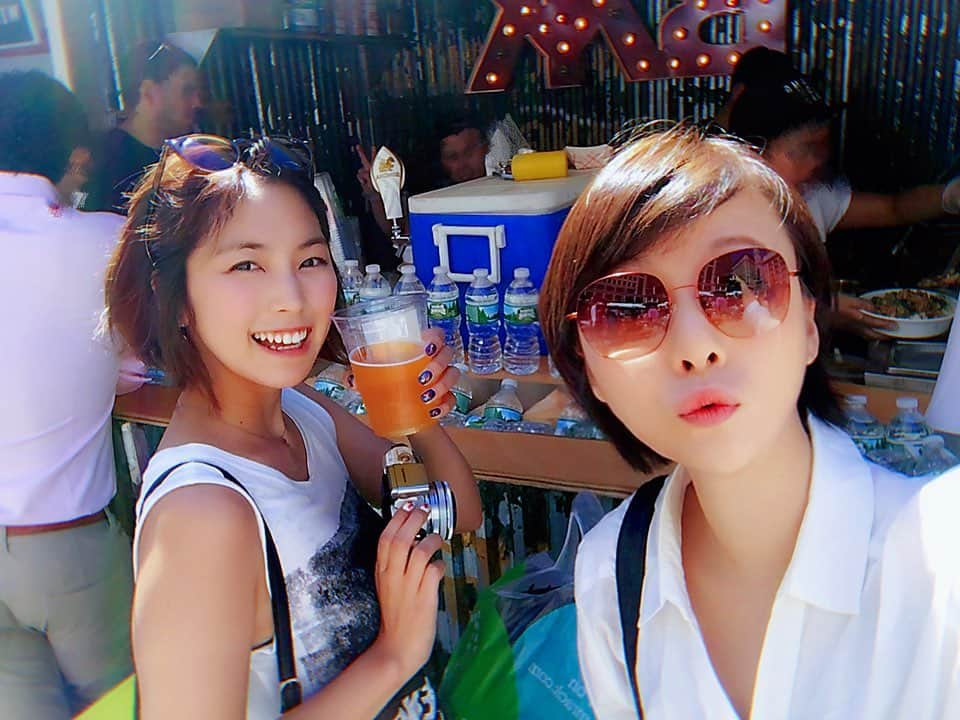 宮崎まこさんのインスタグラム写真 - (宮崎まこInstagram)「in ロス 散歩中屋台でビール🍻 . 街の活気がすごいんだよ！ 観光テクテク🚶‍♀️🚶‍♀️🚶‍♀️ . . ビール党たまらん . .  #hollywoodsign #ハリウッドサイン #america #アメリカ旅行 #ロサンゼルス #サンタモニカ #view #sightseeing #amazing #sunset #尾島知佳  #tflers #タビジョと繋がりたい #女子旅 #旅女 #アメリカ旅行 #景色 #世界の絶景 #トラベラーズノート #釣りガール #旅スタグラム #f4f #ビール女子 #酒 #ビール好きな人と繋がりたい #ランチ」5月16日 2時16分 - makomiyazaki