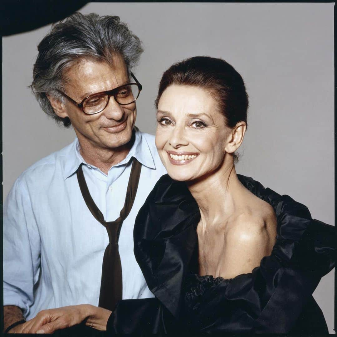 Revlonさんのインスタグラム写真 - (RevlonInstagram)「45 year legacy at Revlon — Happy Birthday to an unforgettable legend, Richard Avedon‼️♥️ . . . Richard Avedon and Audrey Hepburn for Revlon, New York, April 18, 1988  Photography by #RichardAvedon at @avedonfoundation」5月16日 2時20分 - revlon