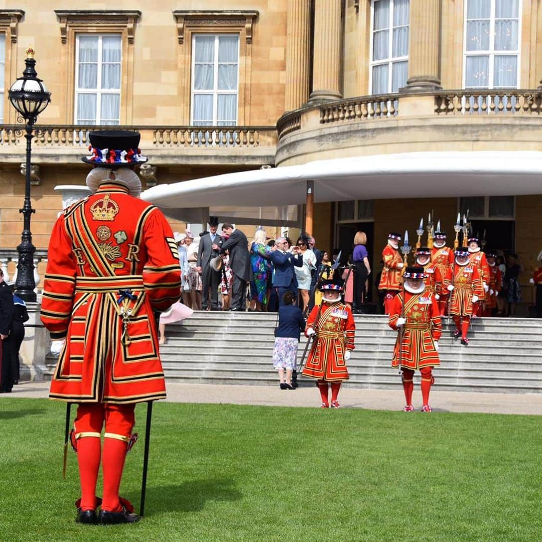 ロイヤル・ファミリーさんのインスタグラム写真 - (ロイヤル・ファミリーInstagram)「The Prince of Wales has hosted the first of this year’s Garden Parties at Buckingham Palace today.  The Duchess of Cornwall and The Princess Royal also attended, meeting guests many of whom were invited in recognition of service in their communities.」5月16日 2時22分 - theroyalfamily