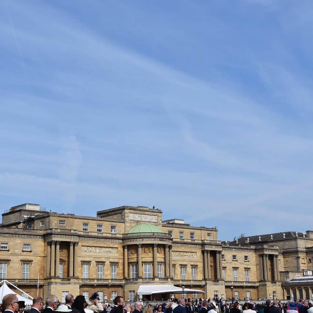 ロイヤル・ファミリーさんのインスタグラム写真 - (ロイヤル・ファミリーInstagram)「The Prince of Wales has hosted the first of this year’s Garden Parties at Buckingham Palace today.  The Duchess of Cornwall and The Princess Royal also attended, meeting guests many of whom were invited in recognition of service in their communities.」5月16日 2時22分 - theroyalfamily