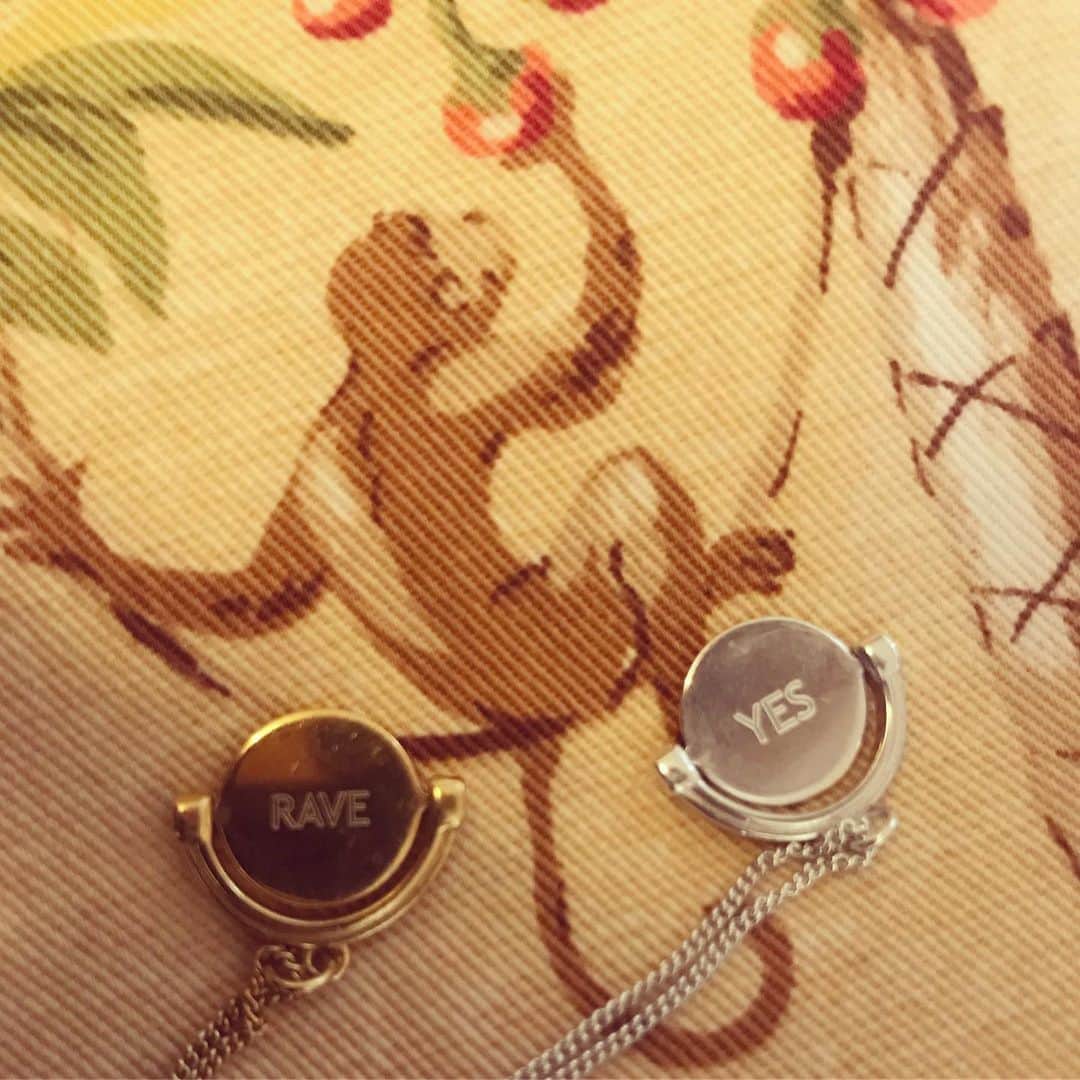 クララ・パジットさんのインスタグラム写真 - (クララ・パジットInstagram)「💥 LOTS of pieces online N😋W for new RAVE/BEHAVE spinner collection💥⚠️...I got new mini spinners, rings, earrings......to help you decide #raveorbehave...CLICK LINK IN THE BIO ☝️🙃😋☝️ . Here’s a few examples + you can also customise your spinner to say anything your heart desires!!🧞‍♀️#enjoy」5月16日 2時31分 - clarapaget