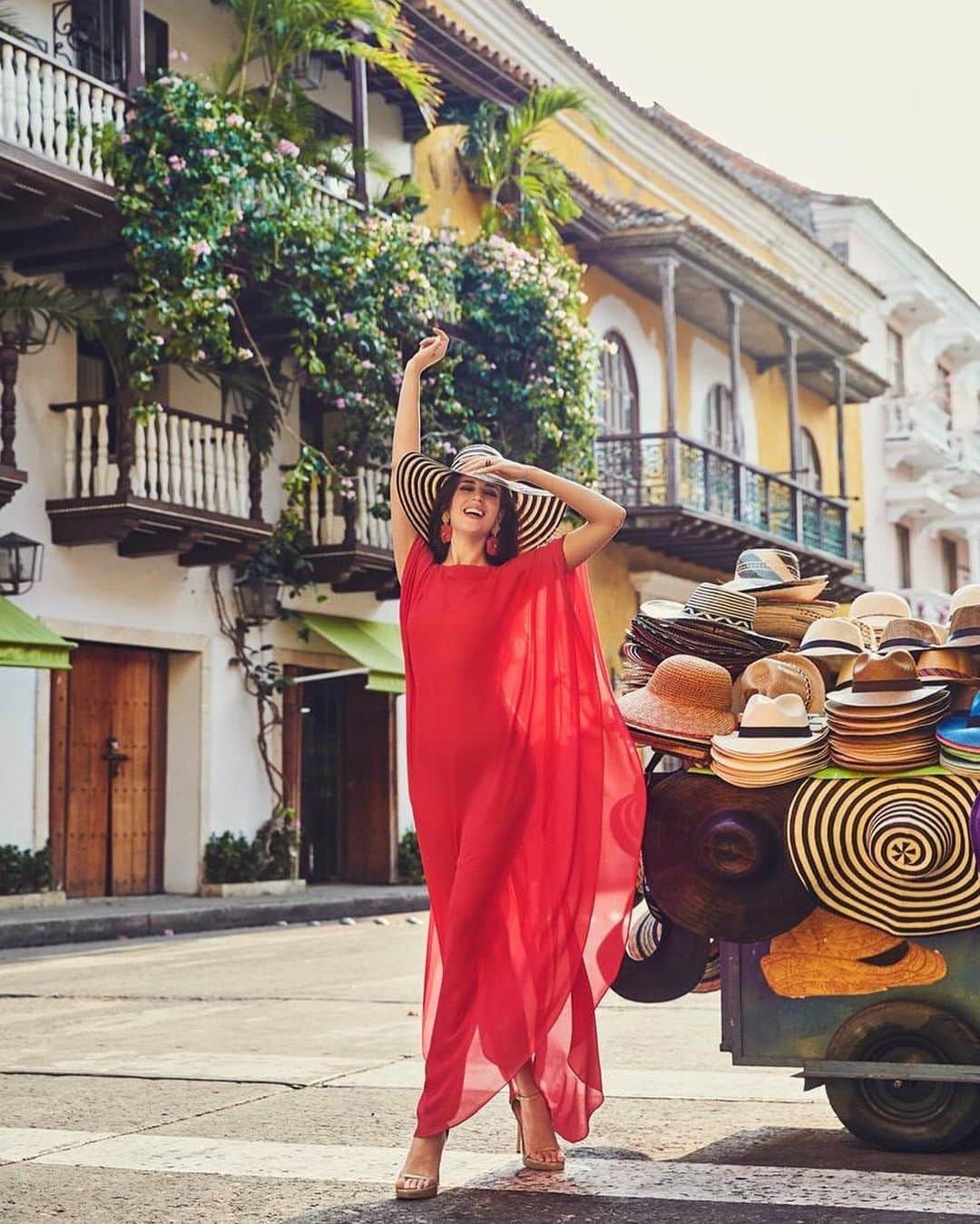 クララ・アロンソさんのインスタグラム写真 - (クララ・アロンソInstagram)「Cartagena de Indias 🌺🌸🌼 #colombia #cartagenadeindias」5月16日 2時25分 - claraalonsonet