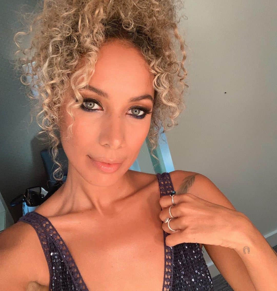レオナ・ルイスのインスタグラム：「Just a lil Backstage selfie from last weekends show 🎤 ✨」