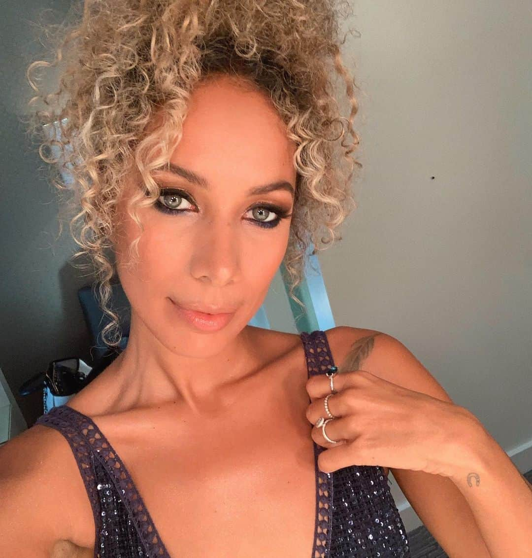 レオナ・ルイスさんのインスタグラム写真 - (レオナ・ルイスInstagram)「Just a lil Backstage selfie from last weekends show 🎤 ✨」5月16日 2時27分 - leonalewis