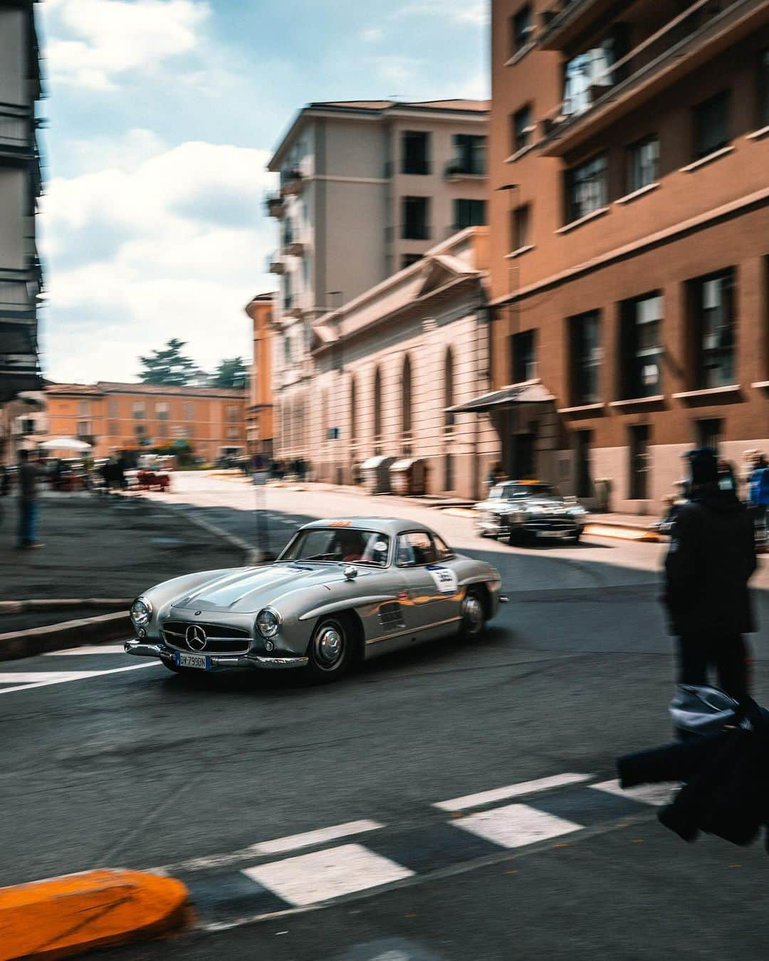 メルセデス・ベンツさんのインスタグラム写真 - (メルセデス・ベンツInstagram)「#MBmille 2019... it’s on! 🏁(If you dream about racing the Mille Miglia one day, our friends from #alltimestars might have just the right car for you 😏) 📸 by @mercedesbenzmuseum  #itson #letsdothis #mbclassic #mercedes #mercedesbenz #300sl #gullwing #classiccars #oldcarsrule #millemiglia #1000miglia #millemiglia_italy #pizzatime #mercedesbenzclassic #ClassicCar #Car #Carsofinstagram #InstaCar #DreamCar #benz #getoutanddrive #millemigliaofficial」5月16日 2時30分 - mercedesbenz