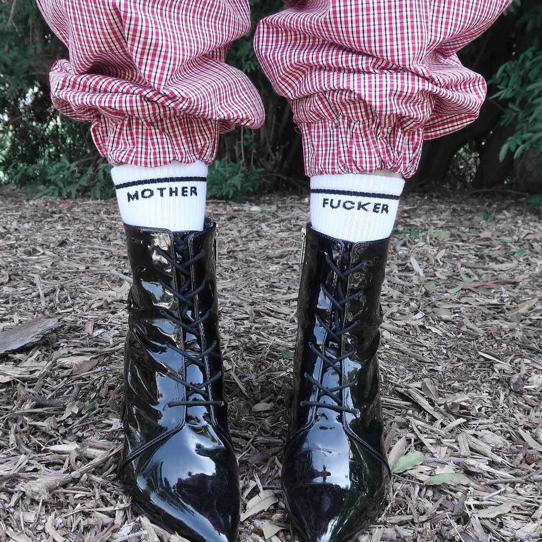 カーミンのインスタグラム：「socks to be you lol」