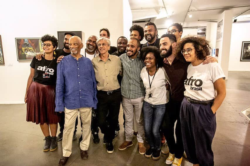 カエターノ・ヴェローゾさんのインスタグラム写真 - (カエターノ・ヴェローゾInstagram)「Ontem no @museuafrobrasil, em #SãoPaulo, com @paulalavigne e os amigos #EmanoelAraujo e @heitorgreis.  Foi incrível ❤👈🏾 | A exposição: “A cidade da Bahia, das baianas e dos baianos também” fica em cartaz até 01/09. Não Percam! — Acompanhe a agenda de shows #Ofertório 👇🏾 🗓25 e 26/05 - Rio de Janeiro 🗓23/06 - Viena 🗓25/06 - Berlim 🗓27/06 - Zurique 🗓29/06 - Munique 🗓01/07 - Porto 🗓03/07 - Figueira da Foz 🗓05/07 - Lisboa 🗓07 e 08/07 - Ponta Delgada 🗓10/07 - Faro (Esgotados) 🗓13/07 - Taormina 🗓16/07 - Genova 🗓19/07 - Florença —- Fotos: @midiaNINJA . #CaetanoVeloso #UnsProduções」5月16日 2時40分 - caetanoveloso