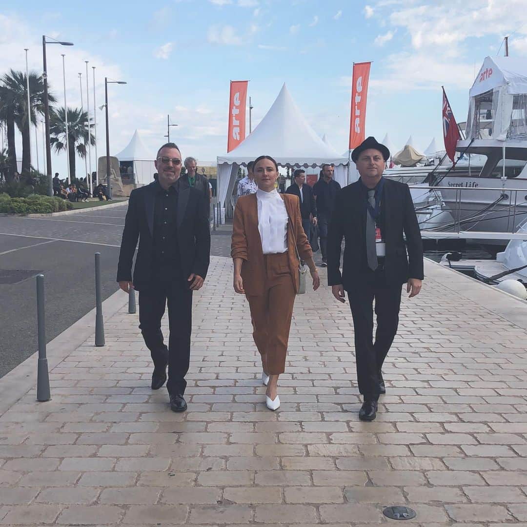 ブリアナ・エヴィガンのインスタグラム：「@daddyrcollins always keeping it classy... can’t wait to tell you what we’re up to. #cannes2019 #seankrajewski thanks for the suit @sheismoonreyes」