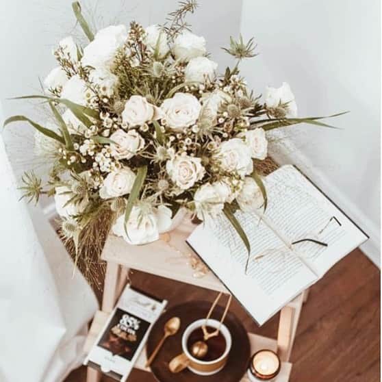 のインスタグラム：「A happy place is a cute corner. #catherinemalandrino #catherinecatherine #happyplace #flowers」