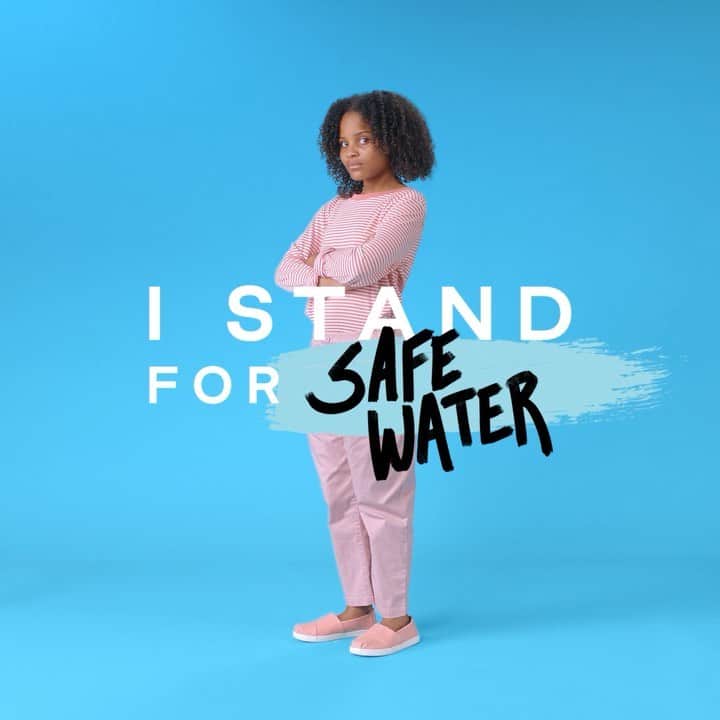 のインスタグラム：「This is @littlemissflint. She stands for safe water. She stands in Alpargatas. Choose what you stand in and choose what you stand for, now on TOMS.com. #standfortomorrow #flint #safewater」