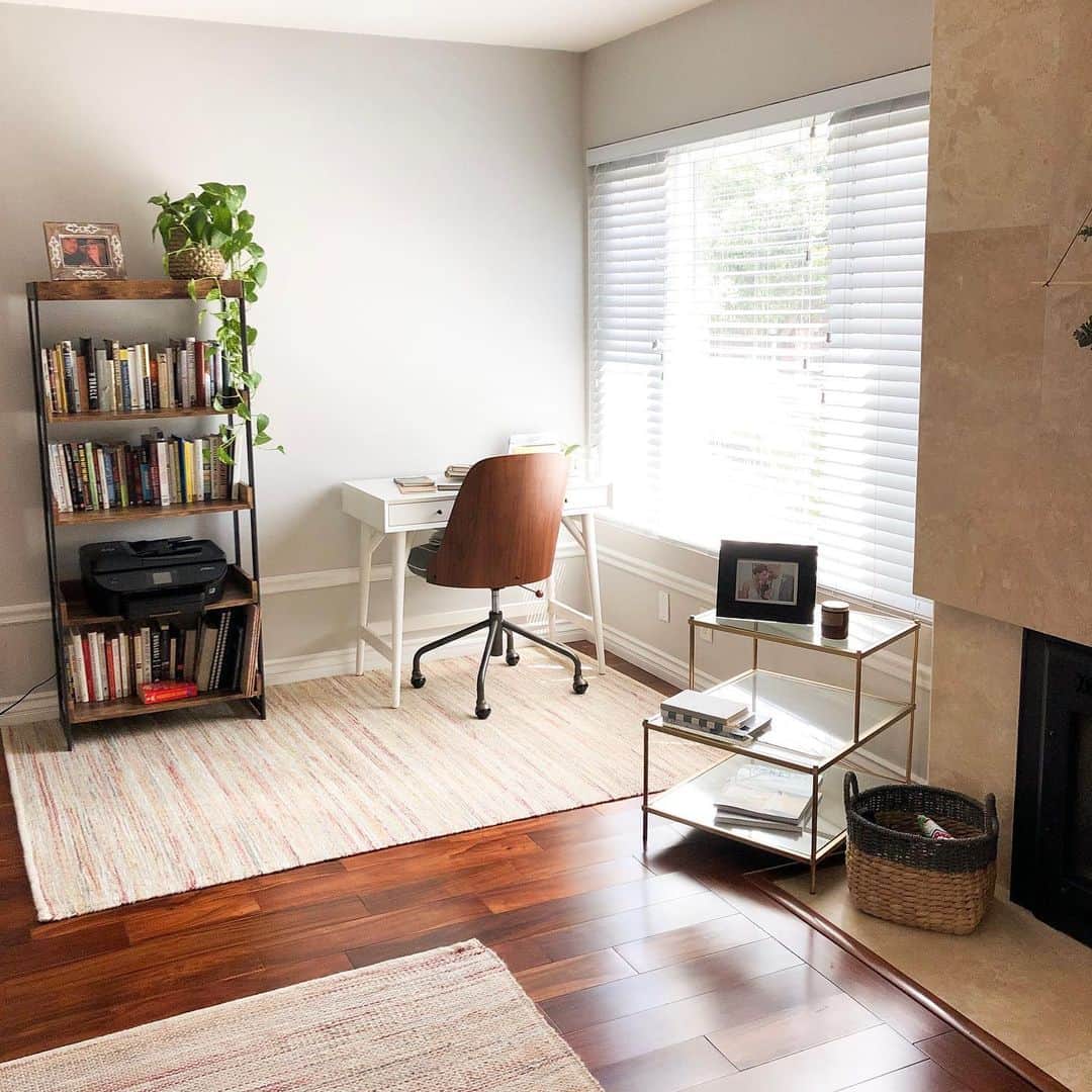 サマンサ・ドロークさんのインスタグラム写真 - (サマンサ・ドロークInstagram)「I’m loving this little office nook we have created in our home. With preparing for the baby has come A LOT of purging and moving furniture around. Our second bedroom was once my office slash guest room, but now it is the babies room!  I am still learning and figuring out the necessities for a nursery, so if any of you moms out there have any pointers or must haves please let a girl know!!! For this little nook I still need to add some wall art and maybe drapes? I love all the light coming in though. What do you think?」5月16日 2時36分 - samanthadroke