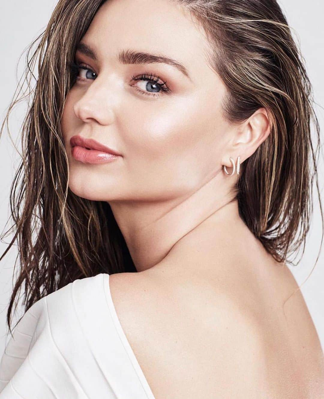 シャーロット・ティルベリーさんのインスタグラム写真 - (シャーロット・ティルベリーInstagram)「Darlings, I LOVED working with my amazing friend @mirandakerr creating this gorgeous, GLOWING look for @graziauk!! Read the article NOW via the link in my bio and discover ALL of her skincare secrets to get the Miranda GLOW! 💖🌟🦋💋🌈💄 🌟COMPLEXION 🌟 Lightwonder in shade 6 and 8  Concealer MK Lumiare Fair - and it cosmetics fair  Airbrush powder 1-2 Filmstar Bronze and Glow Love Glow blush  Glowgasm Beauty Light Wand in Peachgasm. Hollywood beauty light wand on cheekbones. 👁EYES  Pillow Talk Luxury Palette Brow Lift in Supermodel Legendary Brow in Supermodel  Barbarella Brown eyeliner on upper lid into a felineflick. Full Fat Lashes mascara 👄 LIPS Pillow Talk lip liner Matte Revolution in Super Sexy」5月16日 2時52分 - charlottetilbury