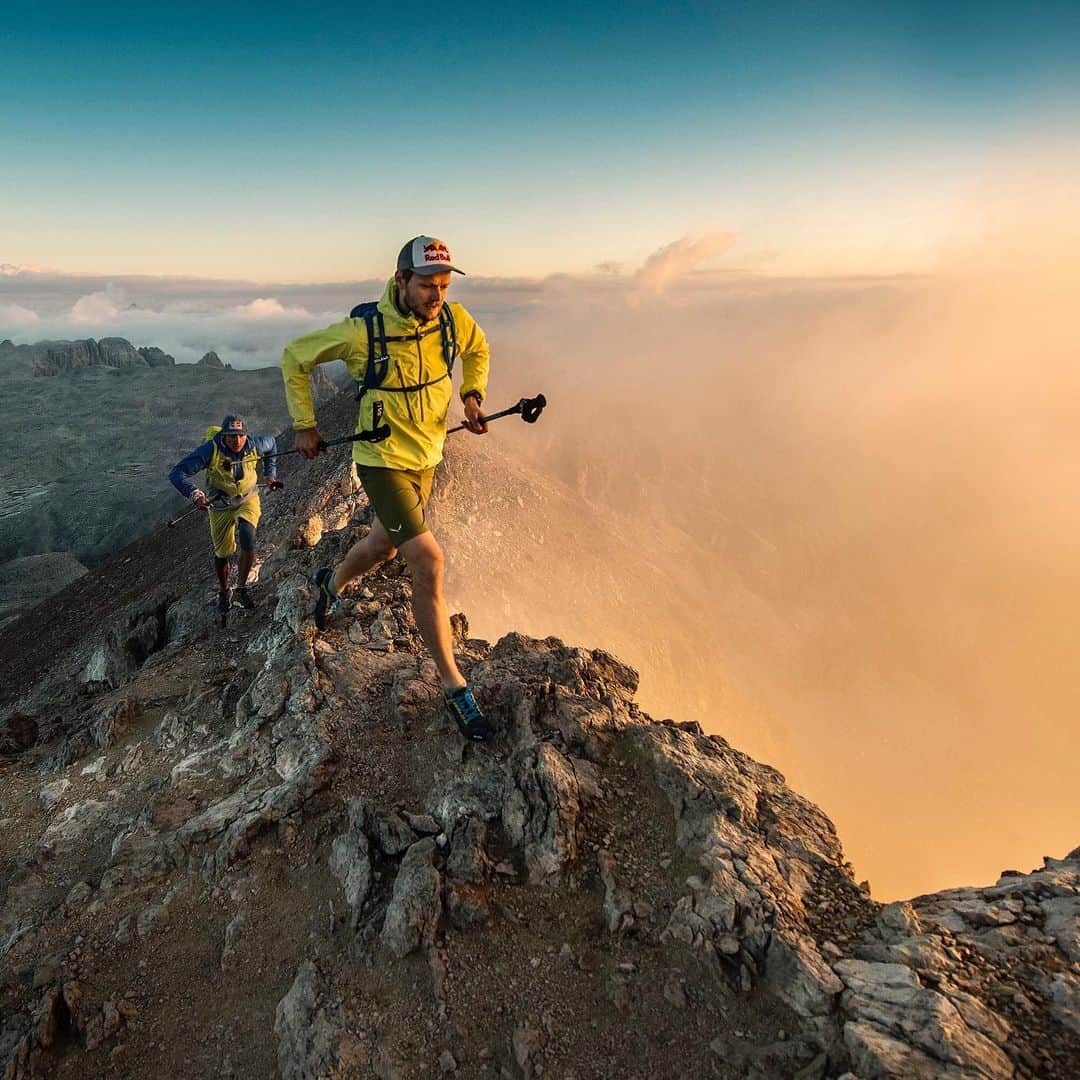 Suuntoさんのインスタグラム写真 - (SuuntoInstagram)「Almost time to chase the Eagle!⠀⠀ Read on Suunto blog how adventurer and paragliding pro @paulguschlbauer is preparing for his fifth appearance at @redbullxalps, touted the toughest adventure race in the world.⠀⠀ Link in bio.⠀⠀ #redbullxalps #hikeandfly #suunto9⠀⠀ 📷 Ulrich Grill & Sebastian Marko / Red Bull Content Pool」5月16日 2時54分 - suunto