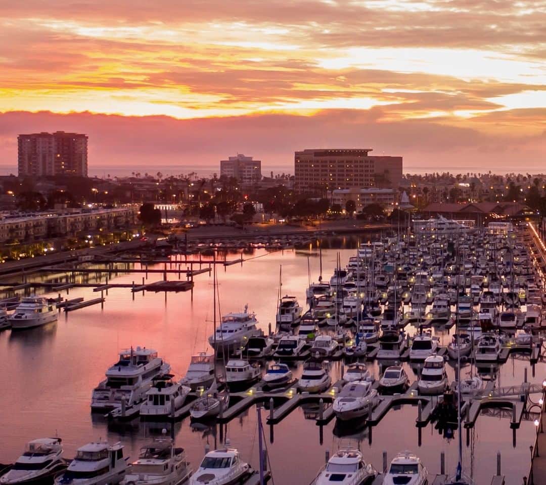 リッツ・カールトンさんのインスタグラム写真 - (リッツ・カールトンInstagram)「Brilliant beams of light spread across majestic skies, welcoming you to serenity.⁣⠀ ⁣⠀ #MarinadelRey #California #CA #WestCoast #Cali #SouthernCalifornia #SoCal #sunseekers #sunset #goldenhour #majestic #serenity #horizon #waterfront #marina #boats #vacation #getaway #travel #travelgram #Instatravel #traveldiaries」5月16日 3時01分 - ritzcarlton