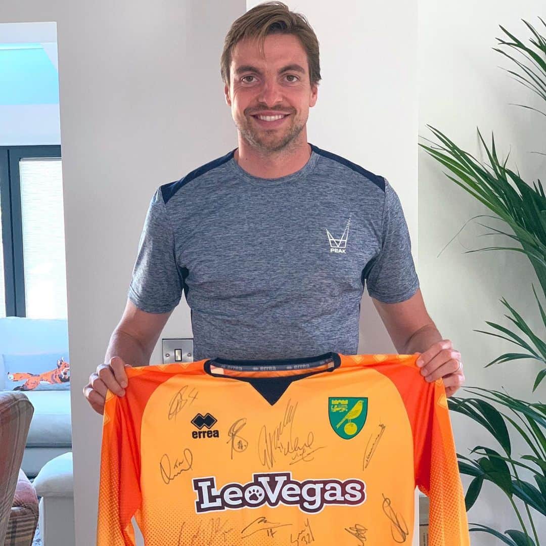 ティム・クルルのインスタグラム：「Giveaway... Signed shirt by the champions.. To have a chance to win just tag someone and give a good reason why he or she should win this shirt. 🔰🏆🎉#Champions #giveaway #fans」