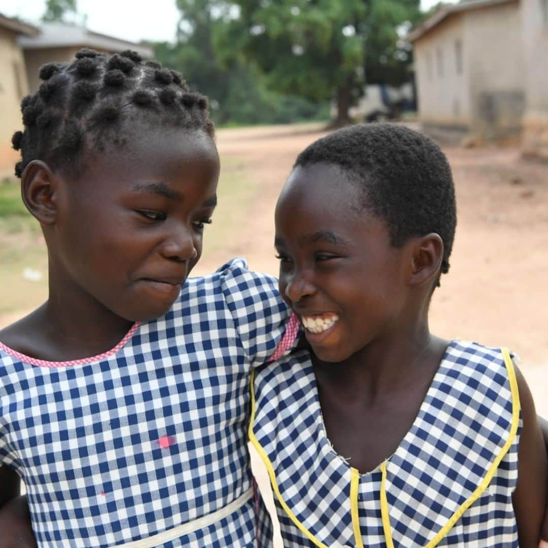 unicefさんのインスタグラム写真 - (unicefInstagram)「Two girls walk home after school in Côte d'Ivoire.  Statistics show that for children around the world violence can be an everyday lesson. Let's stand together and support each other. #ENDviolence © UNICEF/UN0288495// Frank Dejongh」5月16日 3時05分 - unicef