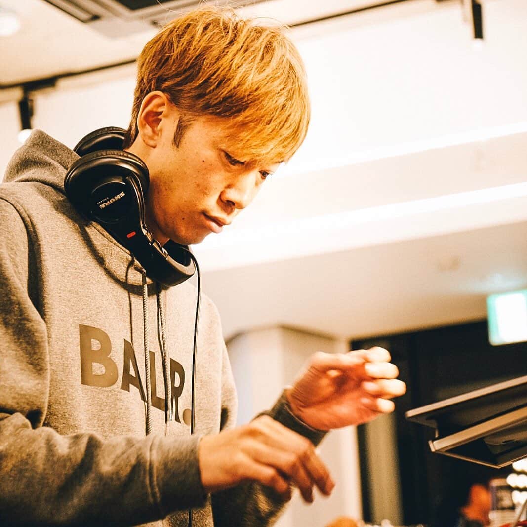 DJ U-ICHIのインスタグラム：「もっとアイディア出しとトライしなきゃな。。 と、思った夜。 . . . 研究せねば！ そして、アンテナはらねば！ . . . #dj #djlife #djstyle #tokyocameraclub 📸 #streetphotography #canon #portraitvision #portraitfestival  #portraitpage #portraitmood #moodyportraits #ourportraitsdays #lifeportraits #balr #nagoya」