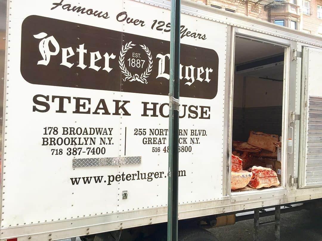 宮崎まこさんのインスタグラム写真 - (宮崎まこInstagram)「🍖Peter Luger Steak House Brooklyn, NY . . 予約すら出来ないって聞いたけどランチに行ってみた。 1時間並んで入れちゃったラッキー🍀ஐ♡🍀~ஐ . . 丁度熟成肉トラックに遭遇！ 絶対見れないのにすごーい🥓🥩 . 日本で食べるT-ボーンステーキの500倍美味しかった…… 感動の嵐、サッパリだけどジューシー、柔らかく、味も調整できてしまう！ハンバーガーなんて肉汁がもう……🍔🍟 . . 肉乾杯🍻 . 入れる裏技聞いてしまったから次はそうさせてもらいます笑 .  #ステーキ #飯テロ #america #アメリカ旅行 #ロサンゼルス #アラジン #view #sightseeing #amazing #peterluger #ピータールーガー  #熟成肉  #tflers #タビジョと繋がりたい #女子旅 #旅女 #アメリカ旅行 #肉好きな人と繋がりたい #lunch #トラベラーズノート #釣りガール #旅スタグラム #f4f #ビール女子 #酒 #ビール好きな人と繋がりたい #ブロードウェイ #beerstagram」5月16日 3時18分 - makomiyazaki