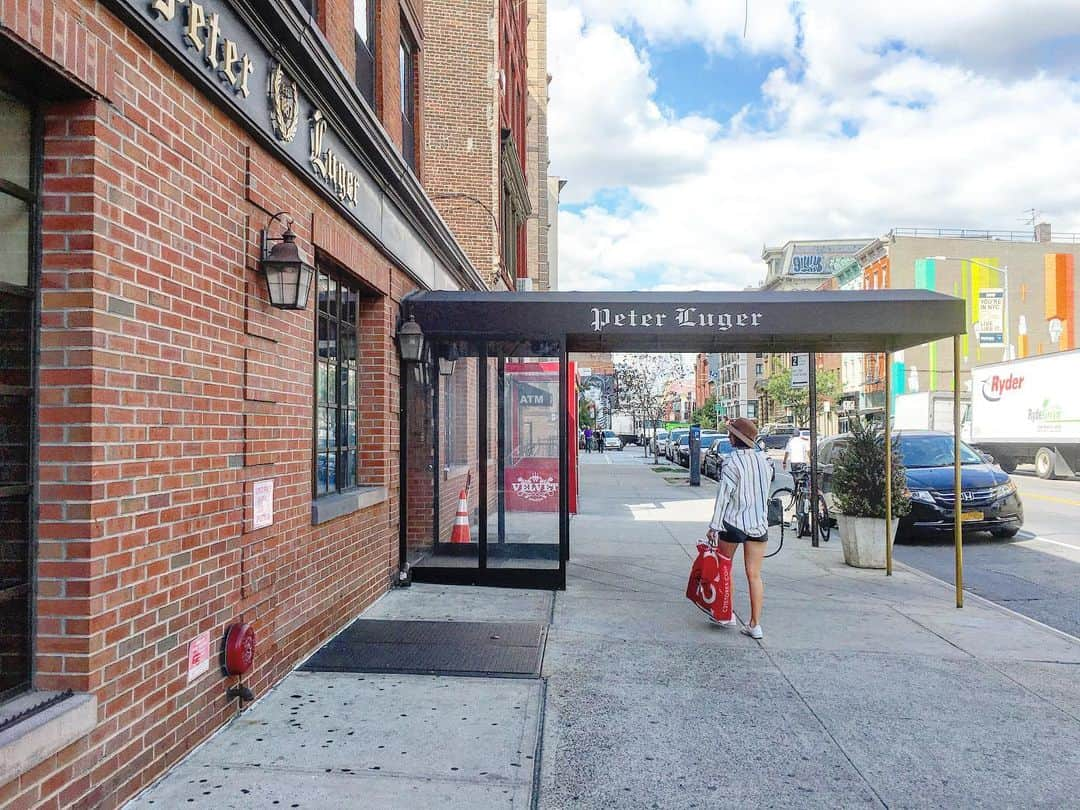 宮崎まこさんのインスタグラム写真 - (宮崎まこInstagram)「🍖Peter Luger Steak House Brooklyn, NY . . 予約すら出来ないって聞いたけどランチに行ってみた。 1時間並んで入れちゃったラッキー🍀ஐ♡🍀~ஐ . . 丁度熟成肉トラックに遭遇！ 絶対見れないのにすごーい🥓🥩 . 日本で食べるT-ボーンステーキの500倍美味しかった…… 感動の嵐、サッパリだけどジューシー、柔らかく、味も調整できてしまう！ハンバーガーなんて肉汁がもう……🍔🍟 . . 肉乾杯🍻 . 入れる裏技聞いてしまったから次はそうさせてもらいます笑 .  #ステーキ #飯テロ #america #アメリカ旅行 #ロサンゼルス #アラジン #view #sightseeing #amazing #peterluger #ピータールーガー  #熟成肉  #tflers #タビジョと繋がりたい #女子旅 #旅女 #アメリカ旅行 #肉好きな人と繋がりたい #lunch #トラベラーズノート #釣りガール #旅スタグラム #f4f #ビール女子 #酒 #ビール好きな人と繋がりたい #ブロードウェイ #beerstagram」5月16日 3時18分 - makomiyazaki