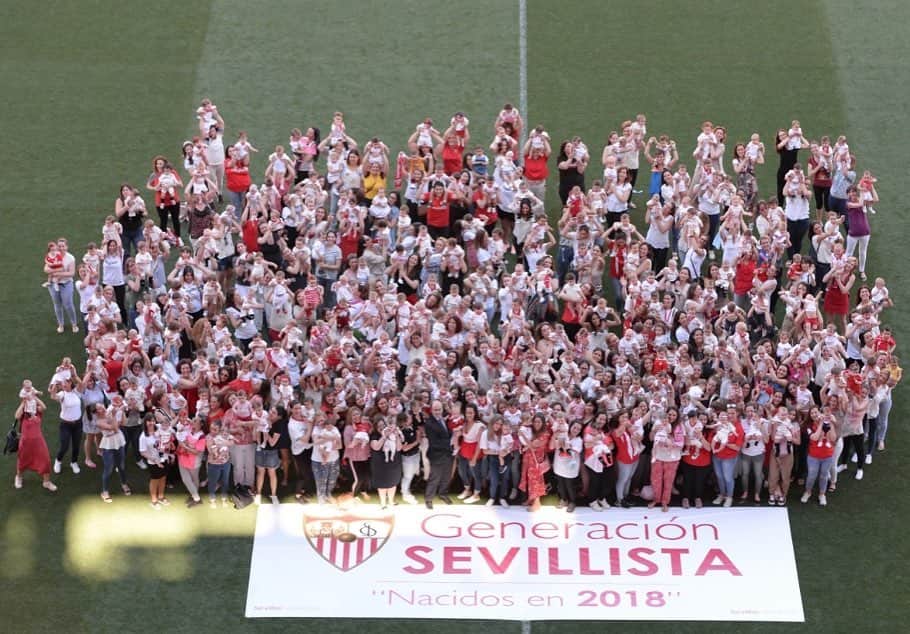 セビージャFCさんのインスタグラム写真 - (セビージャFCInstagram)「👶🏼 Una nueva generación de sevillistas se bautiza a lo grande en el Sánchez-Pizjuán. 😍 #GenaraciónSevillista18 #vamosmiSevilla」5月16日 3時22分 - sevillafc