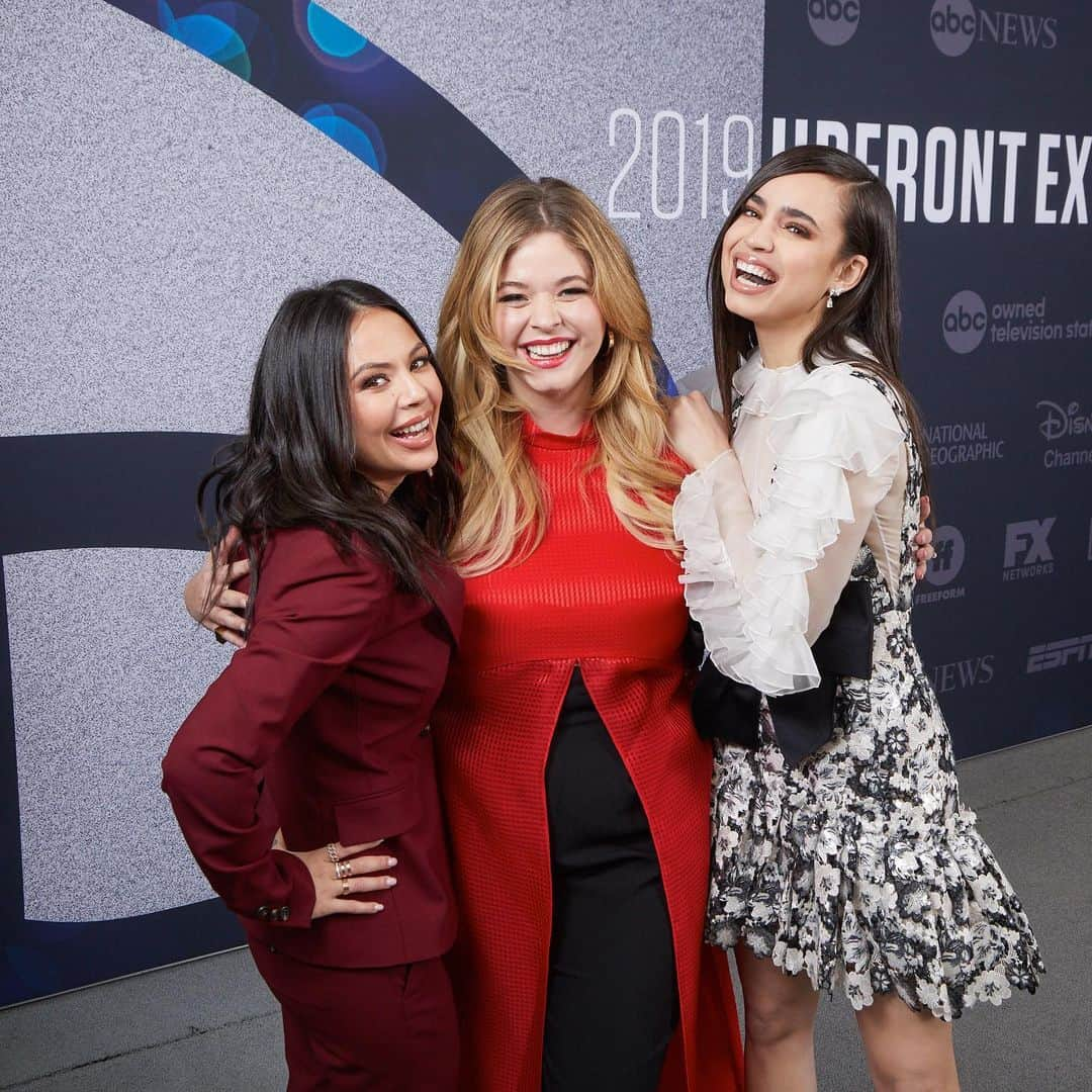 プリティ・リトル・ライアーズさんのインスタグラム写真 - (プリティ・リトル・ライアーズInstagram)「Our girls reppin’ #PLLThePerfectionists at the #FreeformUpfront. 💕」5月16日 3時29分 - prettylittleliars