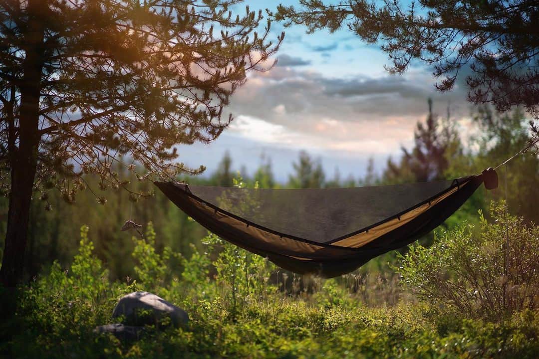 アウル・シティーのインスタグラム：「The early morning sky begins to grow lighter. The dawn chorus fills the air and you open your eyes after a peaceful night of sleep under the stars. You make coffee, talk to God, and watch the world around you wake up. It’s a new day with no mistakes in it yet. To me, few things are better than waking up in a hammock in the woods 🌅」