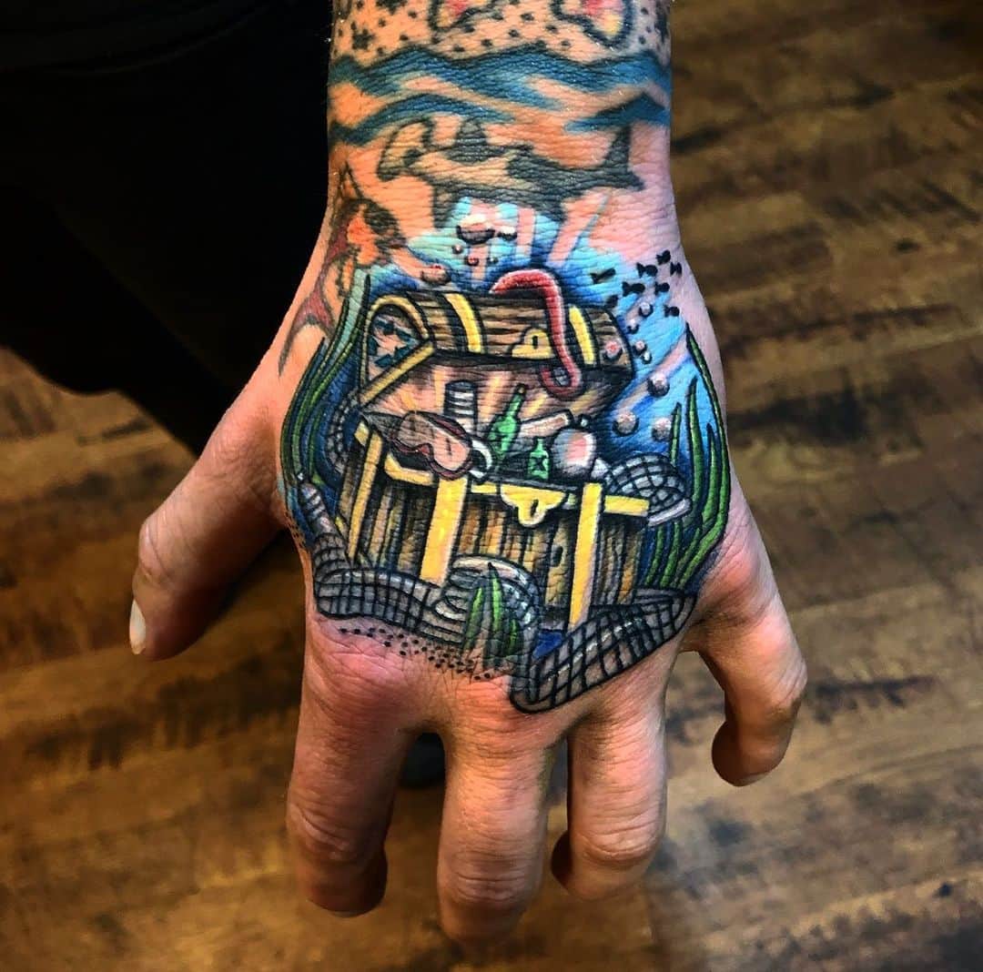 ザッキー・ヴェンジェンスのインスタグラム：「Finished the left arm with a ♻️ jammer 🤙🏻🏖 #tattoos #handtattoos #color #pickupyouretrash #trashortreasure #savemarinelife」