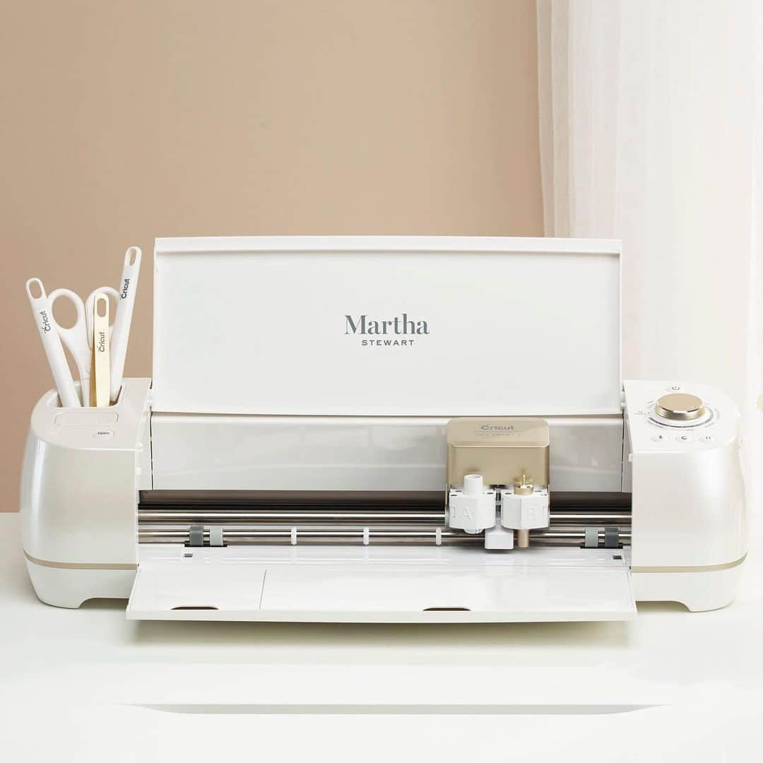 マーサ・スチュワートさんのインスタグラム写真 - (マーサ・スチュワートInstagram)「Get the party started for #weddingwednesday! 🎉 Martha and @officialcricut are here to help you create the wedding of your dreams with the new Explore Air 2 Special Wedding Edition Machine Bundle. ✨ Make personalized decorations, accessories for your wedding party, thoughtful favors, and more! Swipe the gallery for more DIY inspiration and visit the link in bio to shop. 👆🏼」5月16日 3時40分 - marthastewart