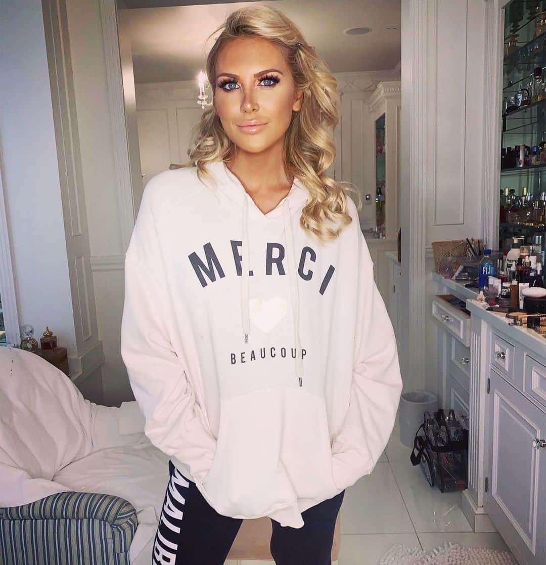 ステファニー・プラットのインスタグラム：「Merci @glambypamelab for my major glam today!!!! 🥰😎📸 I wuv you!!!」