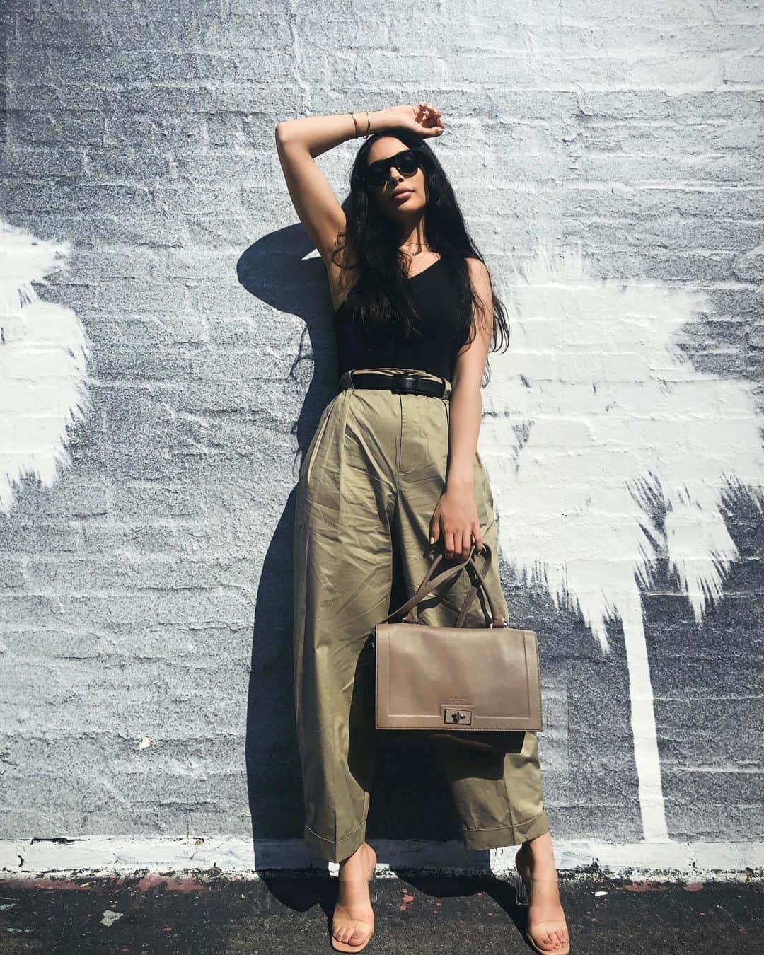 sananasのインスタグラム：「L.A.☀️V.I.B.E.S  Ce que j’aime à Los Angeles c’est que tu peux prendre une photo devant n’importe quel mur 😂 . Top 👚@Zara Pantalon 👖@Zara Ceinture @Ysl Sac 👜 @GivenchyOfficial  Lunettes @Zara Sandales 👡 @Zara . . MA NOUVELLE VIDÉO EN LIGNE 🎉 LIEN DANS LA BIO !」