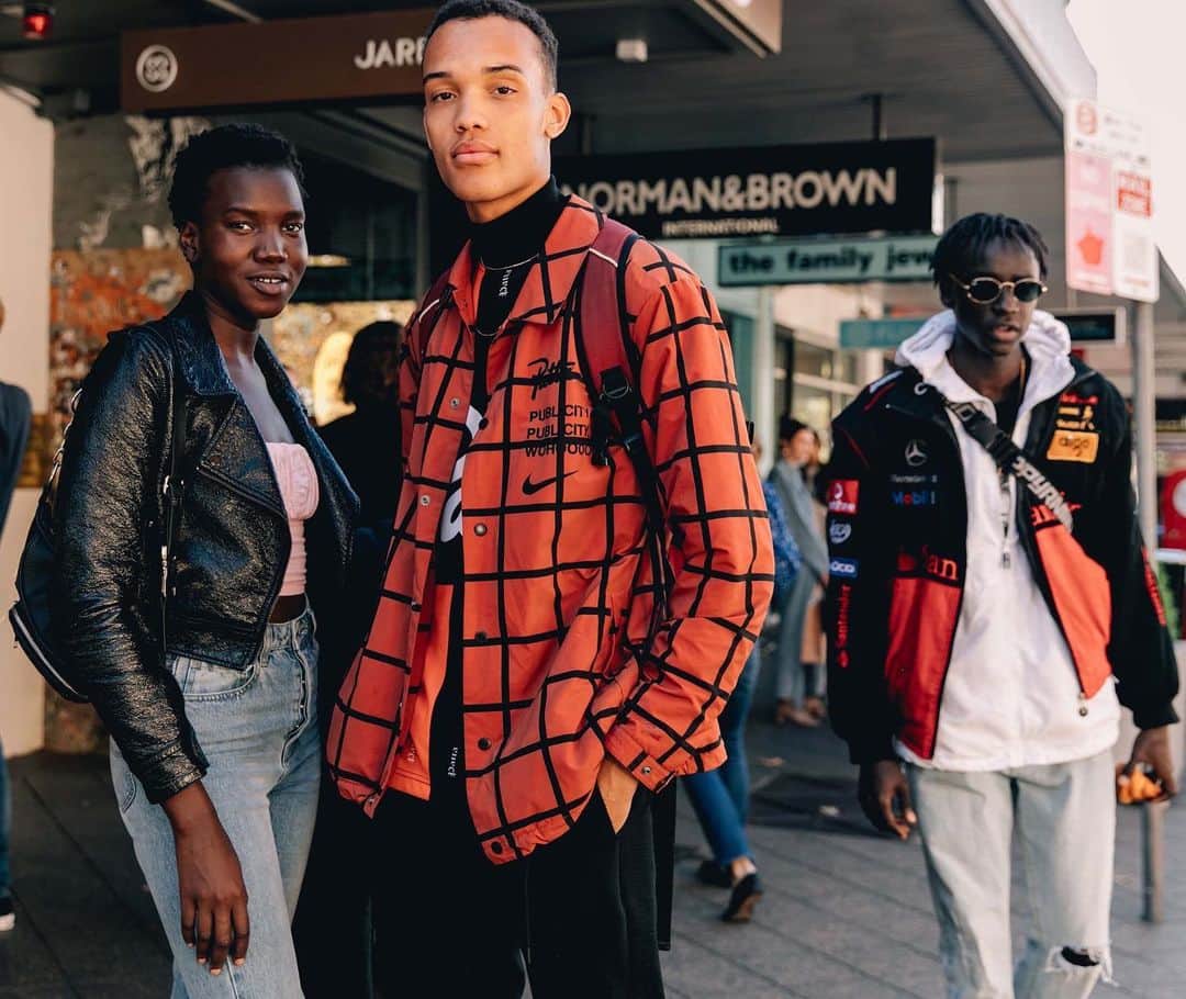 Vogue Runwayさんのインスタグラム写真 - (Vogue RunwayInstagram)「What's trending on the streets in Sydney? Photographer Dan Roberts's latest street style coverage from in between Resort presentations answers that question. Tap the link in our bio to see the latest photos.  Photographed by @danrobertsstudio」5月16日 3時46分 - voguerunway