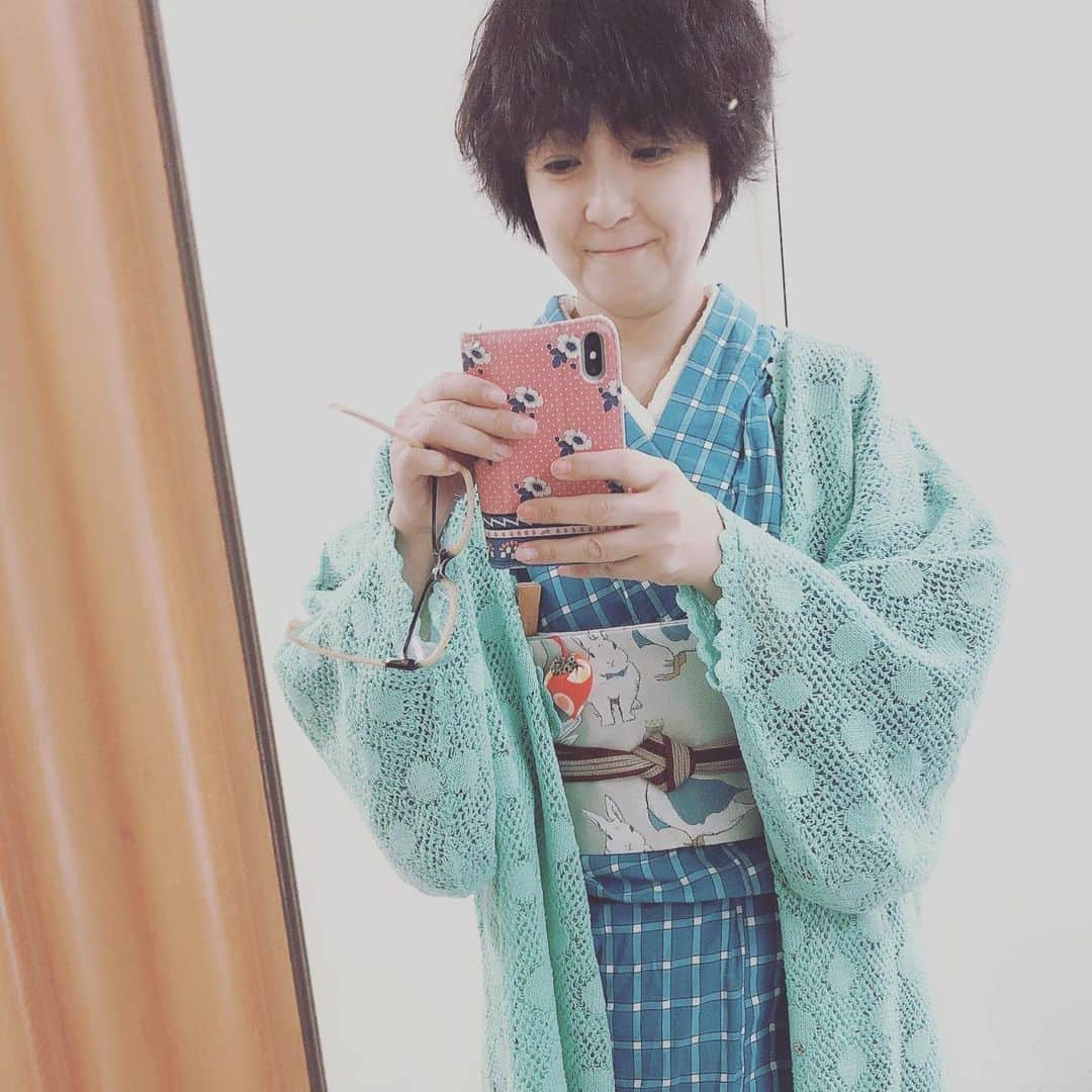 藤田朋子さんのインスタグラム写真 - (藤田朋子Instagram)「芝居の中で、和服の着付けを見ていて、私も着たくなって、唐突に和服👘 #私らしい #初日 の迎え方をしてみたくて🌼 そしたら終演後に初日打ち上げが別会社であるって楽屋に入ってから聞く🌼 軽い気持ちで浴衣に素足🌼帯板なし、下駄にノーアクセ🌼 #良かった #履きやすい下駄 で🌼 良かった #ストール 持って行って🌼  #tomokofujita #kimono #yukata #geta #japanease #actress #openingceremony #openingnight  #着物を着ている芸能人」5月16日 4時00分 - chiendormant