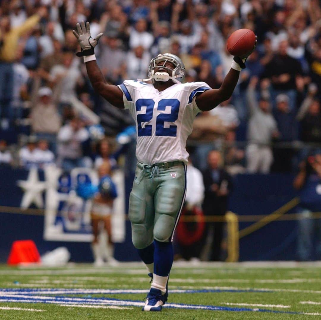 NFLさんのインスタグラム写真 - (NFLInstagram)「HAPPY 50th BIRTHDAY, @emmittsmith22! ⭐️ 18,355 career rushing yards (all-time record) ⭐️ 11 straight 1,000-yard seasons (all-time record) ⭐️ 164 career rushing TDs (all-time record) ⭐️ @profootballhof Gold Jacket 📷: Tony Gutierrez/AP」5月16日 3時59分 - nfl