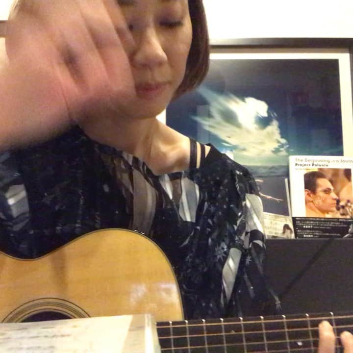 のインスタグラム：「マーティンギターのO18。せっかく覚えた大好きな曲。しばらく会わなかったらまた「初めまして」状態。もっと逢いたい。  #martinguitar #martinguitars #moonriver #beginner #アコースティックギター #初心者 #マーティンギター #ギター」