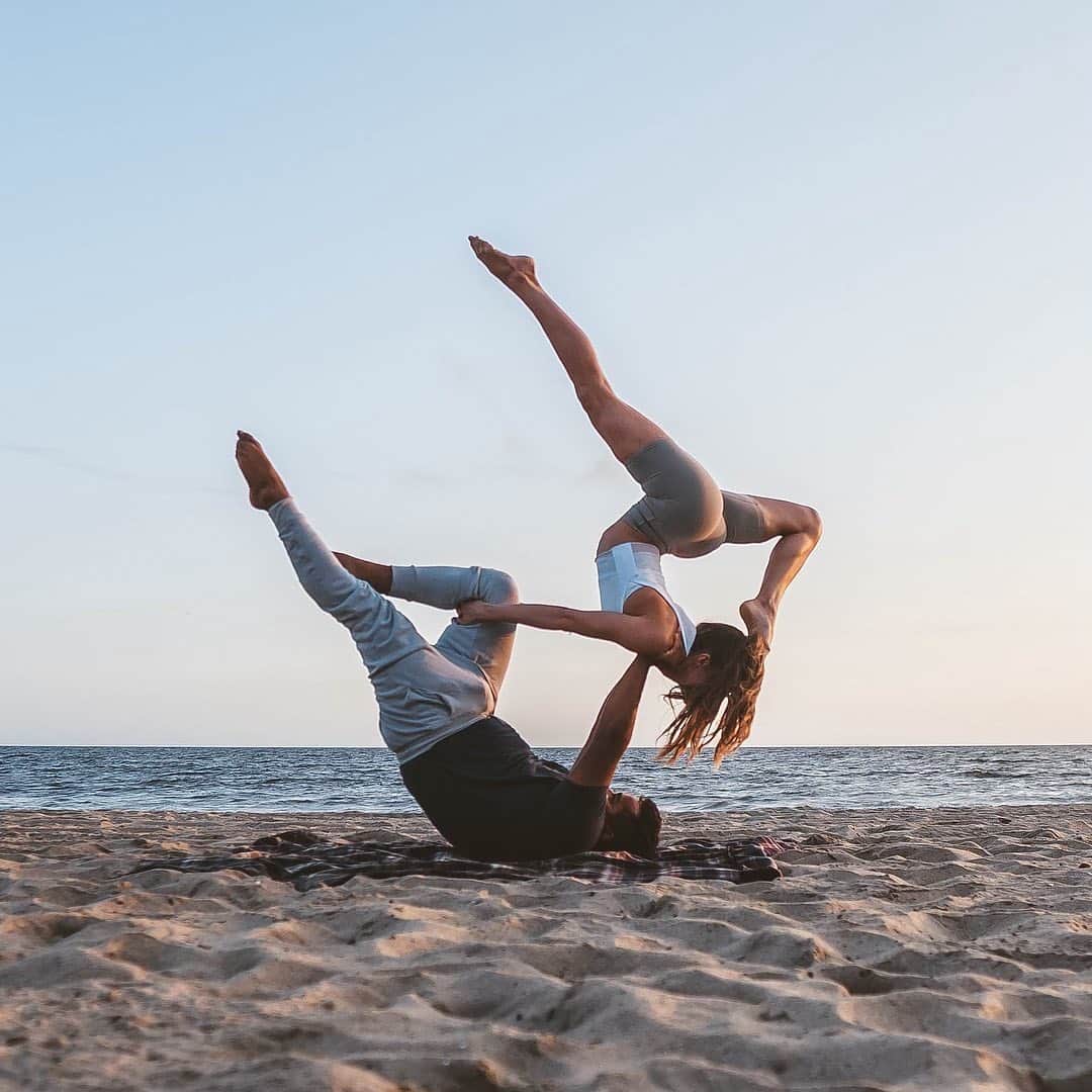ALO Yogaさんのインスタグラム写真 - (ALO YogaInstagram)「Hold the vision. Trust the process. 🙏  SWIPE RIGHT ➡️ to check out @acrowithjon and @tawnyjanae mastering the skill of holding on & letting go in this amazing acro pose 😍 both in head to toe @aloyoga  #aloyoga #yoga  Tag someone you want to try this with below! 💕」5月16日 4時05分 - aloyoga