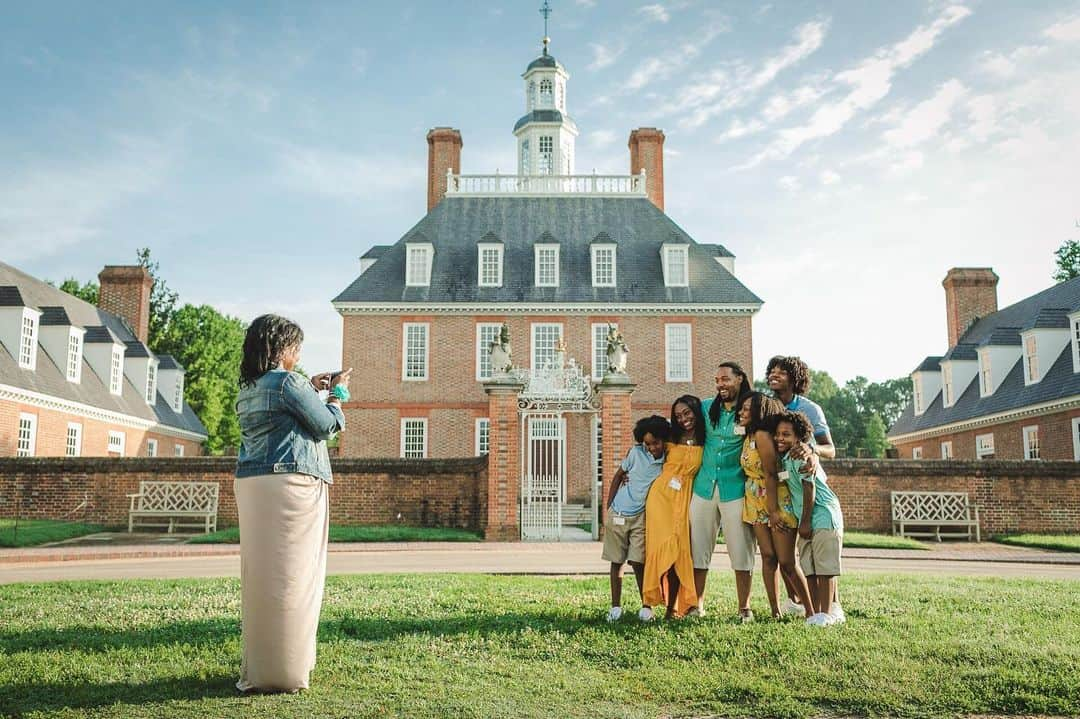 Travel + Leisureさんのインスタグラム写真 - (Travel + LeisureInstagram)「Searching for a summer vacation the whole family will love? Look no further than @colonialwmsburg. We’ve highlighted our top 10 favorite things to do in the world’s largest living history museum in our Stories!」5月16日 4時05分 - travelandleisure