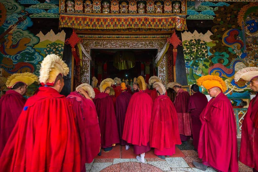 Michael Yamashitaさんのインスタグラム写真 - (Michael YamashitaInstagram)「Dongzhulin: This 350 year old monastery houses over a 1000 monks belonging to the Gelug, or “Yellow Hat” school of Tibetan Buddhism. Gelug is the newest, and most well know sect to much of the world, with the Dalai Lama being the most influential figure. Here, monks enter the main prayer hall for morning meditation. There are still some spots available for my photography workshop in Tibet this fall. Visit @visionarywild for all the details. #tibet #photoworkshop #tibetanbuddhism #yellowhat」5月16日 4時07分 - yamashitaphoto