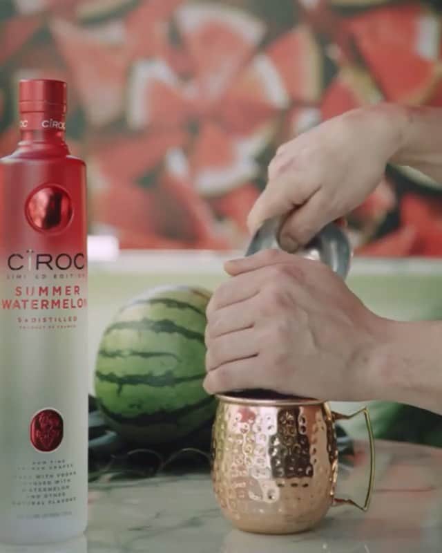 ファンクマスター・フレックスのインスタグラム：「#ad 🍉 @Ciroc #SummerWatermelon mule anyone? You deserve it. ⁣ ⁣ 🍉 2 oz CÎROC Summer Watermelon⁣ 🍉 3/4 oz Lime⁣ 🍉 2 Muddled Watermelon Cubes⁣ 🍉 Top with Ginger Beer⁣ 🍉 Copper Mug⁣ 🍉 Mint & Watermelon Garnish」
