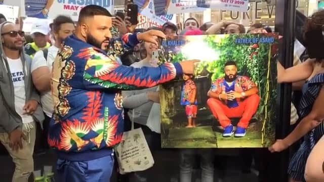 ファンクマスター・フレックスのインスタグラム：「Another One 🗣🗣🗣 @djkhaled unveils ‘Father of Asahd’ Album Cover with our girl @meganryte in Times Square ! Stay tuned for the full interview on @extratv tomorrow! (Ps. #DjKhaled will be taking over #NewAt2 on #HOT97 this FRIDAY)」