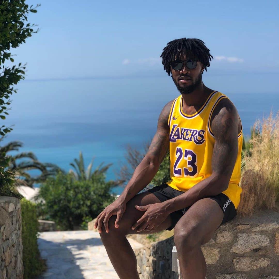 タイラー・ブラケットのインスタグラム：「Refresh and renew the mind and body😎✌🏾🙌🏾 #godisgood」