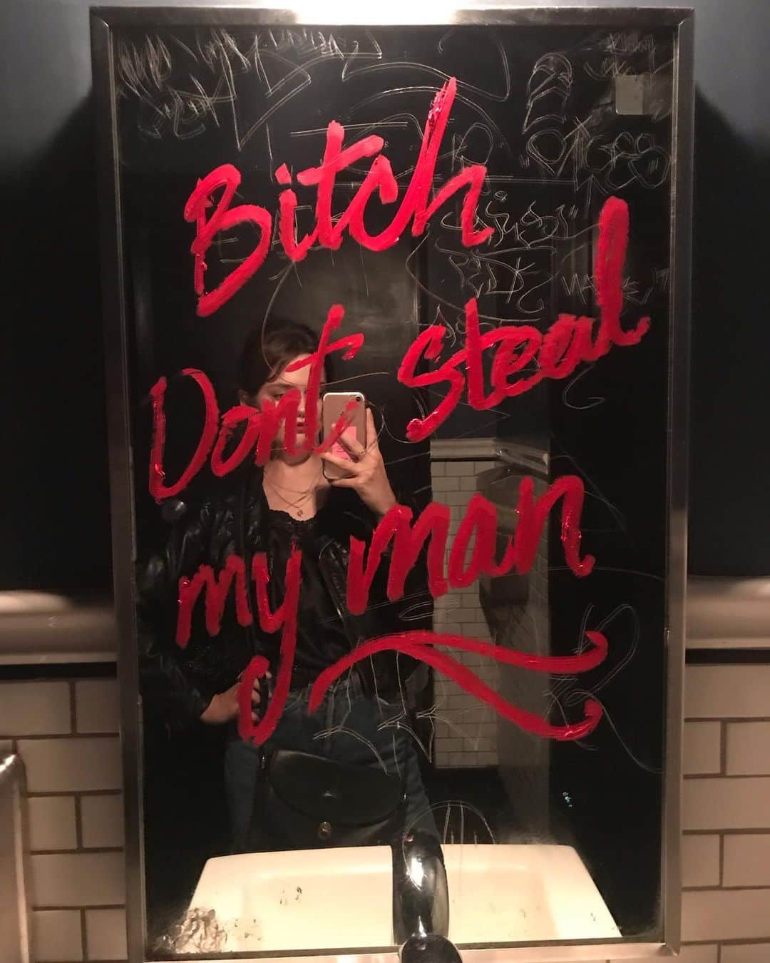シアラ・ブラヴォのインスタグラム：「but “bitch” is the American government and “man” is my basic human rights.」