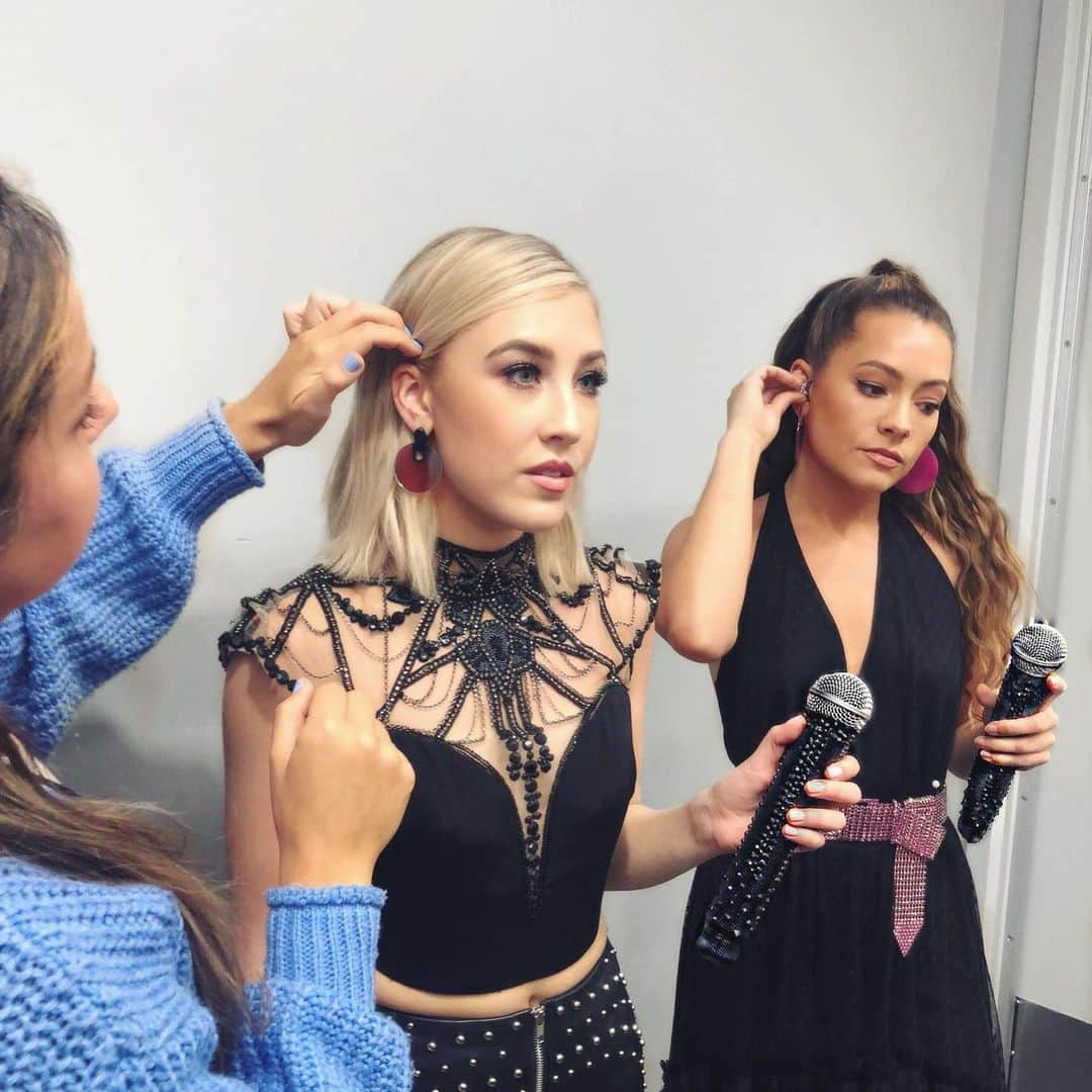 Maddie & Taeさんのインスタグラム写真 - (Maddie & TaeInstagram)「gettin’ ready to go on stage last night in Sacramento. 🎤✨ by @thecrystal4uexperience」5月16日 4時28分 - maddieandtae